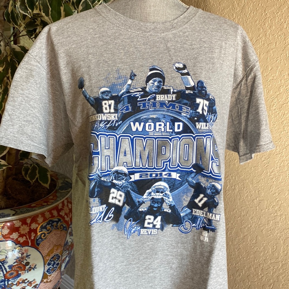 Tom Brady New England Patriots World Champions T-shirt size L - NWOT